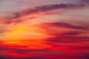 Gün batımında bulutlu dramatik gökyüzü. Telif alanı ve doğal şablon arkaplanı.
