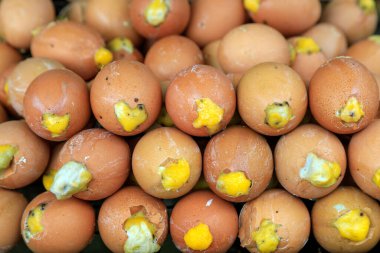 Balut, haşlanmış, buğulanmış ve kabuktan yenmiş döllenmiş bir yumurta embriyosudur. Güney Çin ve Güneydoğu Asya ülkelerinde, özellikle Filipinler, Kamboçya ve Vietnam 'da sokak yiyeceği olarak satılmaktadır.. 