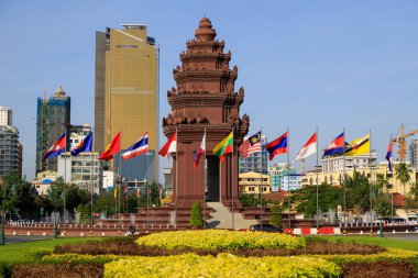 Phnom Penh, Kamboçya - 29 Kasım 2022: Kamboçya 'da Bağımsızlık Anıtı ve Norodom Sihanouk Heykeli şehir merkezi. 