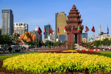 Phnom Penh, Kamboçya - 29 Kasım 2022: Kamboçya 'da Bağımsızlık Anıtı ve Norodom Sihanouk Heykeli şehir merkezi. 