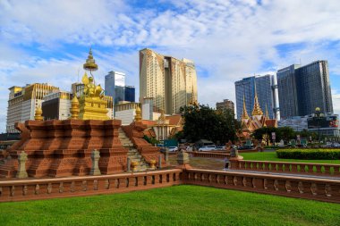 Phnom Penh, Kamboçya - 6 Aralık 2022: Kamboçya, Kamboçya 'da Samdech Choun Nath' ın Ulusal Meclis binası ve heykeli.