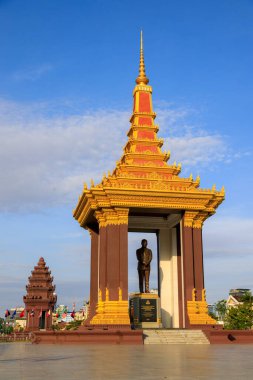 Phnom Penh, Kamboçya - 29 Kasım 2022: Kamboçya 'da Bağımsızlık Anıtı ve Norodom Sihanouk Heykeli şehir merkezi. 