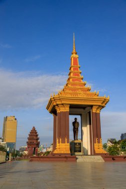 Phnom Penh, Kamboçya - 29 Kasım 2022: Kamboçya 'da Bağımsızlık Anıtı ve Norodom Sihanouk Heykeli şehir merkezi. 