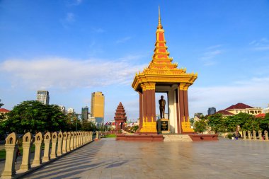 Phnom Penh, Kamboçya - 29 Kasım 2022: Kamboçya 'da Bağımsızlık Anıtı ve Norodom Sihanouk Heykeli şehir merkezi. 
