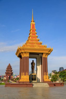 Phnom Penh, Kamboçya - 29 Kasım 2022: Kamboçya 'da Bağımsızlık Anıtı ve Norodom Sihanouk Heykeli şehir merkezi. 