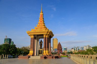 Phnom Penh, Kamboçya - 29 Kasım 2022: Kamboçya 'da Bağımsızlık Anıtı ve Norodom Sihanouk Heykeli şehir merkezi. 