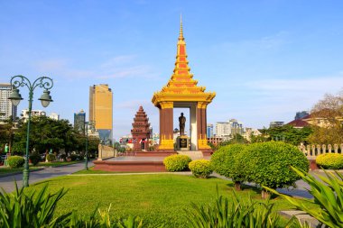 Phnom Penh, Kamboçya - 29 Kasım 2022: Kamboçya 'da Bağımsızlık Anıtı ve Norodom Sihanouk Heykeli şehir merkezi. 