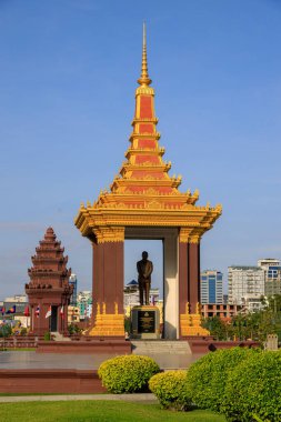 Phnom Penh, Kamboçya - 29 Kasım 2022: Kamboçya 'da Bağımsızlık Anıtı ve Norodom Sihanouk Heykeli şehir merkezi. 
