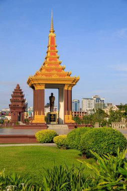 Phnom Penh, Kamboçya - 29 Kasım 2022: Kamboçya 'da Bağımsızlık Anıtı ve Norodom Sihanouk Heykeli şehir merkezi. 