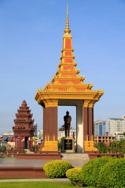 Phnom Penh, Kamboçya - 29 Kasım 2022: Kamboçya 'da Bağımsızlık Anıtı ve Norodom Sihanouk Heykeli şehir merkezi. 