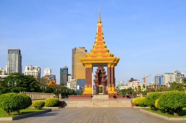 Phnom Penh, Kamboçya - 29 Kasım 2022: Kamboçya 'da Bağımsızlık Anıtı ve Norodom Sihanouk Heykeli şehir merkezi. 