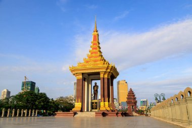 Phnom Penh, Kamboçya - 29 Kasım 2022: Kamboçya 'da Bağımsızlık Anıtı ve Norodom Sihanouk Heykeli şehir merkezi. 