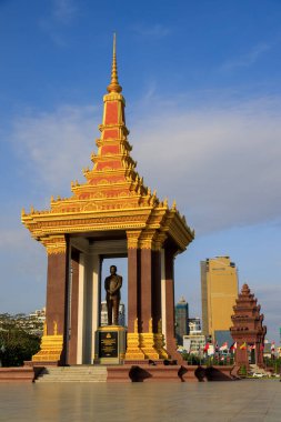 Phnom Penh, Kamboçya - 29 Kasım 2022: Kamboçya 'da Bağımsızlık Anıtı ve Norodom Sihanouk Heykeli şehir merkezi. 