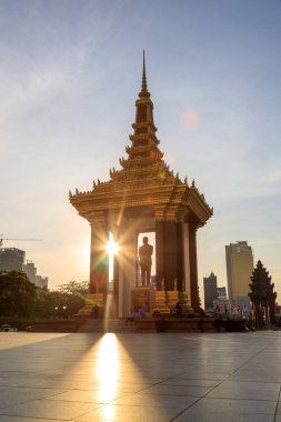 Phnom Penh, Kamboçya - 29 Kasım 2022: Kamboçya 'da Bağımsızlık Anıtı ve Norodom Sihanouk Heykeli şehir merkezi. 