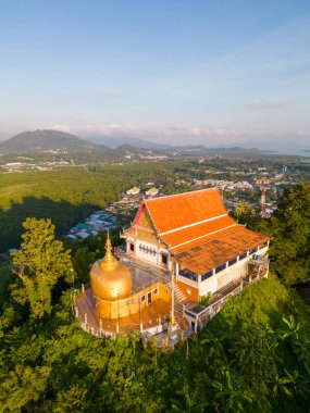 Wat Koh Siray, Tayland 'ın başkenti Phuket yakınlarındaki Koh Siray' de bulunan Theravada Budist Budist tapınağıdır. Tapınak altın dengeleyici kayalarıyla tanınır..