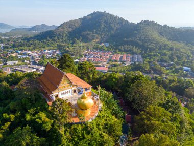 Wat Koh Siray, Tayland 'ın başkenti Phuket yakınlarındaki Koh Siray' de bulunan Theravada Budist Budist tapınağıdır. Tapınak altın dengeleyici kayalarıyla tanınır..