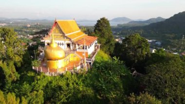 Wat Koh Siray, Tayland 'ın başkenti Phuket yakınlarındaki Koh Siray' de bulunan Theravada Budist Budist tapınağıdır. Tapınak altın dengeleyici kayalarıyla tanınır..