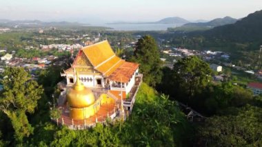 Wat Koh Siray, Tayland 'ın başkenti Phuket yakınlarındaki Koh Siray' de bulunan Theravada Budist Budist tapınağıdır. Tapınak altın dengeleyici kayalarıyla tanınır..