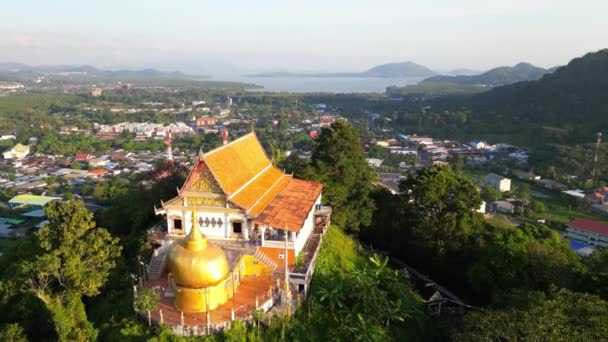 Een Drone Luchtfoto Van Wat Koh Siray Een Theravada Boeddhistische — Stockvideo