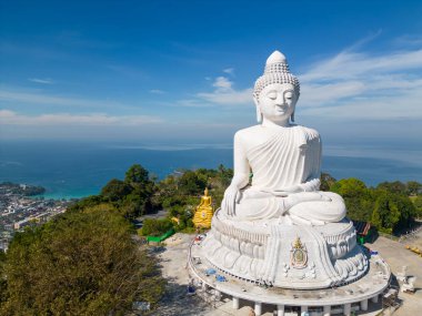Büyük Buda, Tayland 'ın Phuket şehrinde bulunan bir Maravija Buda heykeli. Resmi adı Phra Phutta Ming Moğol Eknakiri, Ming Moğol Buda olarak kısaltılır. Chalong yakınlarındaki Nakkerd Tepesi 'nde oturuyor.