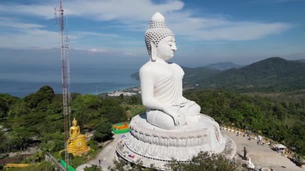 大佛是座落在泰国普吉市的玛拉维亚佛像 官方名称是Phra Phutta Ming Mongkol Eknakiri 缩写为Ming Mongkol Buddha 坐在Chalong附近Nakkerd山顶上 — 图库视频影像
