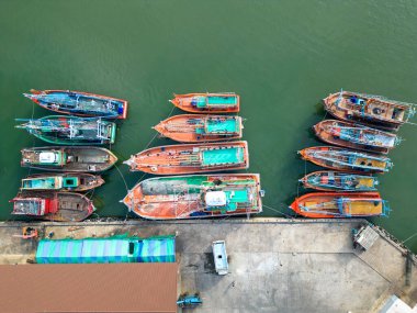 Koh Siray, Phuket, Tayland - 28 Aralık 2022: Phuket, Tayland 'daki Koy Siray limanındaki renkli balıkçı teknelerinin hava aracı görüntüsü.