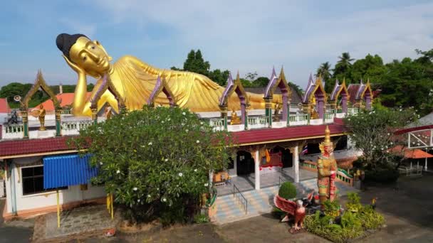 Wat Sri Sunthon Tempio Thailandese Con Buddha Dorato Reclinabile Phuket — Video Stock
