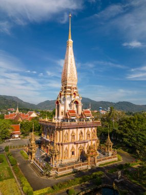 Tayland, Phuket 'teki Tayland Budist tapınağı Wat Chalong' un insansız hava aracı görüntüsü..