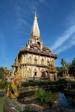 Tayland, Phuket 'teki Tayland Budist tapınağı Wat Chalong' un insansız hava aracı görüntüsü..