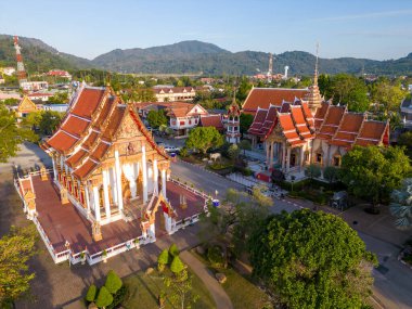 Tayland, Phuket 'teki Tayland Budist tapınağı Wat Chalong' un insansız hava aracı görüntüsü..