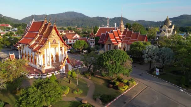 位于泰国普吉的泰国佛教寺庙Wat Chalong的空中无人驾驶飞机图像 — 图库视频影像