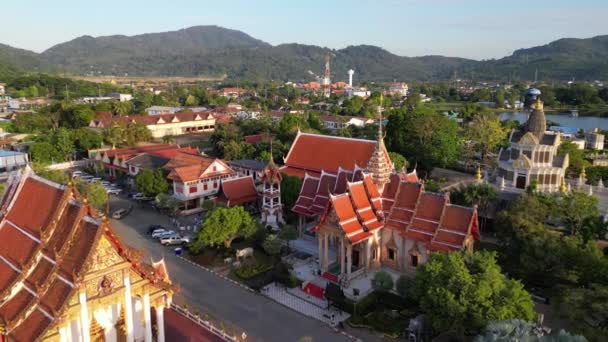 Flygdrönare Utsikt Över Wat Chalong Ett Thailändskt Buddisttempel Beläget Phuket — Stockvideo