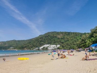 Phuket, Tayland - 27 Aralık 2022 Phuket Adası 'ndaki Nai Harn plajında kalabalık sahne.