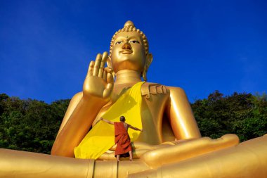 Wat Khao Rang 'ın hava aracı manzarası Tayland' ın Phuket adasındaki Budist Tayland tapınağı..