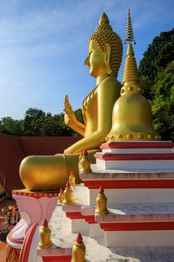 Wat Khao Rang 'ın hava aracı manzarası Tayland' ın Phuket adasındaki Budist Tayland tapınağı..