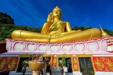 Wat Khao Rang 'ın hava aracı manzarası Tayland' ın Phuket adasındaki Budist Tayland tapınağı..