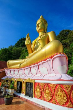 Wat Khao Rang 'ın hava aracı manzarası Tayland' ın Phuket adasındaki Budist Tayland tapınağı..