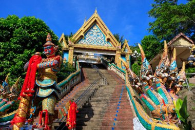 Wat Khao Rang 'ın hava aracı manzarası Tayland' ın Phuket adasındaki Budist Tayland tapınağı..