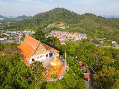 Wat Koh Siray 'in hava aracı manzarası Phuket, Tayland' daki Budist Tayland tapınağı..
