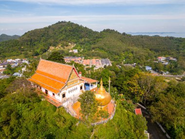 Wat Koh Siray 'in hava aracı manzarası Phuket, Tayland' daki Budist Tayland tapınağı..