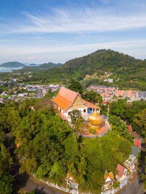 Wat Koh Siray 'in hava aracı manzarası Phuket, Tayland' daki Budist Tayland tapınağı..