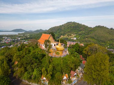 Wat Koh Siray 'in hava aracı manzarası Phuket, Tayland' daki Budist Tayland tapınağı..