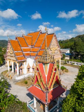 Tayland 'ın Phuket adasındaki Budist Tayland tapınağının insansız hava aracı manzarası.