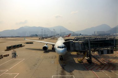 Hong Kong - 1 Mart 2023: Hong Kong Uluslararası Havaalanı 'ndaki Jet Köprüsü' ne giden uçak. Havaalanı kodu HKG..