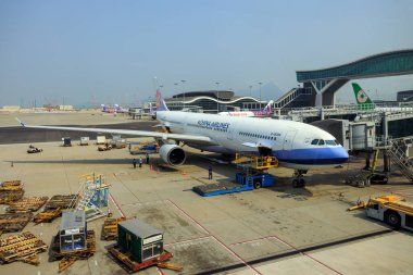 Hong Kong - 1 Mart 2023: Hong Kong Uluslararası Havaalanı 'ndaki Jet Köprüsü' ne giden uçak. Havaalanı kodu HKG..