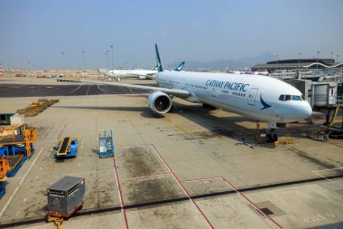 Hong Kong - 1 Mart 2023: Hong Kong Uluslararası Havaalanı 'ndaki Jet Köprüsü' ne giden uçak. Havaalanı kodu HKG..