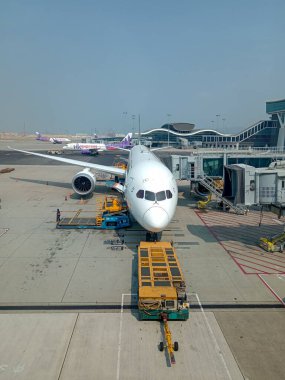 Hong Kong - 1 Mart 2023: Hong Kong Uluslararası Havaalanı 'ndaki Jet Köprüsü' ne giden uçak. Havaalanı kodu HKG..