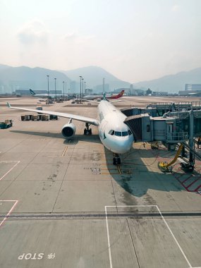 Hong Kong - 1 Mart 2023: Hong Kong Uluslararası Havaalanı 'ndaki Jet Köprüsü' ne giden uçak. Havaalanı kodu HKG..