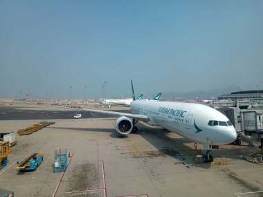 Hong Kong - 1 Mart 2023: Hong Kong Uluslararası Havaalanı 'ndaki Jet Köprüsü' ne giden uçak. Havaalanı kodu HKG..