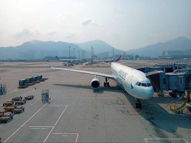 Hong Kong - 1 Mart 2023: Hong Kong Uluslararası Havaalanı 'ndaki Jet Köprüsü' ne giden uçak. Havaalanı kodu HKG..